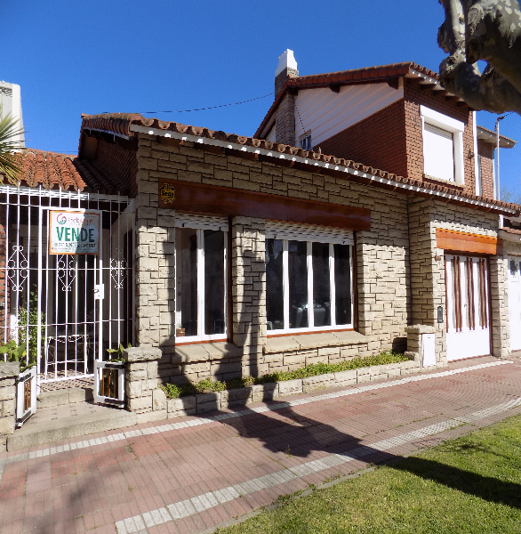 Inmobiliaria Gabaraian - Vendo CHALET CENTRICO, 8 AMBIENTES, TODOS LOS SERVICIOS. a una cuadra y media de la plaza central - Miramar