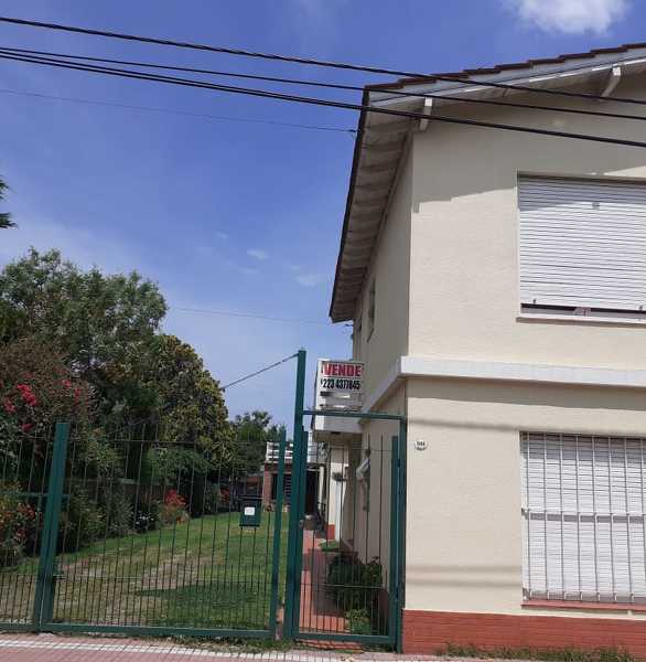 Inmobiliaria Gabaraian - Casas en Venta en VENDO PH 3 AMBIENTES con amplio jardín, entrada de auto, luminoso sol todo el dia, zona IV, Miramar