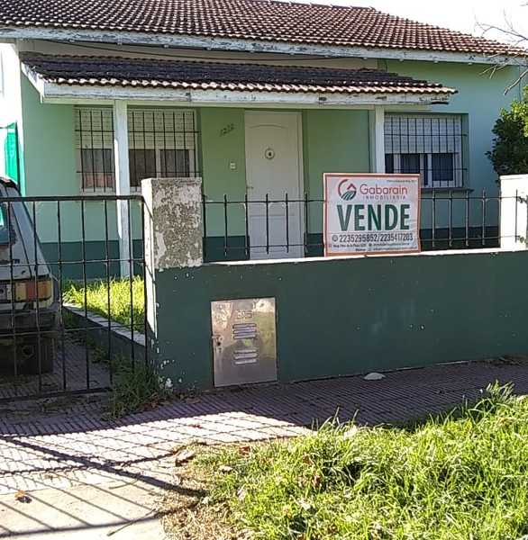 Inmobiliaria Gabaraian - Casas en Venta en Casa de 3 ambientes a reciclar con patio y garage. Sobre asfalto.TODOS LOS SERVICIOS, Miramar