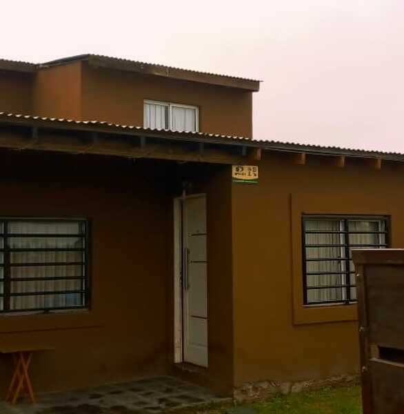 Inmobiliaria Gabaraian - Casas en Venta en Casa de 4 ambientes con parque y entrada para auto, Miramar