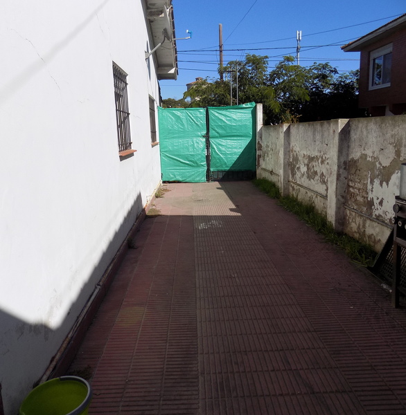 Inmobiliaria Gabaraian - Casas en Venta en Casa de 3 ambientes con patio y garage. Sobre asfalto.TODOS LOS SERVICIOS, Miramar