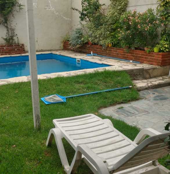 Inmobiliaria Gabaraian - Casas en Venta en Excelente Chalet de 6 ambientes con garage y piscina climatizada, Comandante Nicanor Otamendi