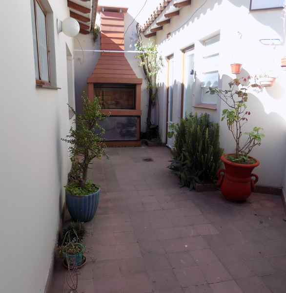 Inmobiliaria Gabaraian - Casas en Venta en Vendo CHALET CENTRICO, 8 AMBIENTES, TODOS LOS SERVICIOS. a una cuadra y media de la plaza central, Miramar
