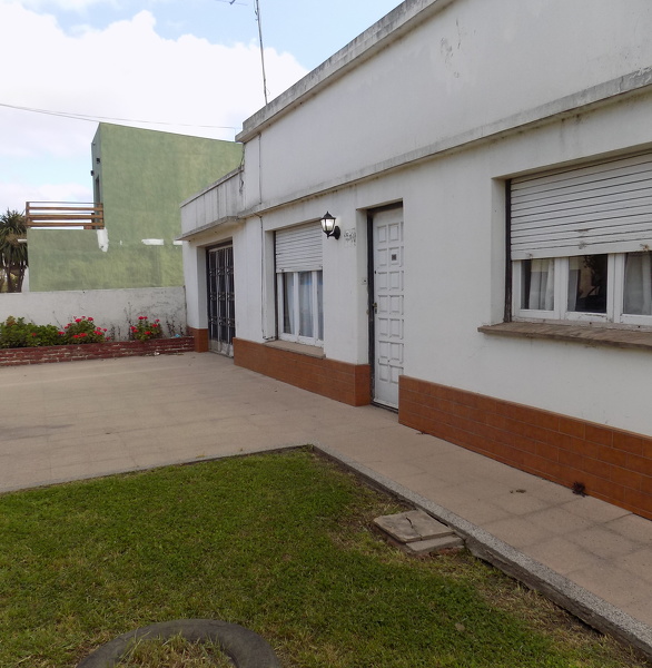 Inmobiliaria Gabaraian - Casas en Venta en CASA DE 4 AMBIENTES con amplio parque y garage para 2 autos, Comandante Nicanor Otamendi