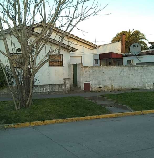 Inmobiliaria Gabaraian - Casas en Venta en Chalet 5 ambientes con parque , garage y parrilla, Comandante Nicanor Otamendi